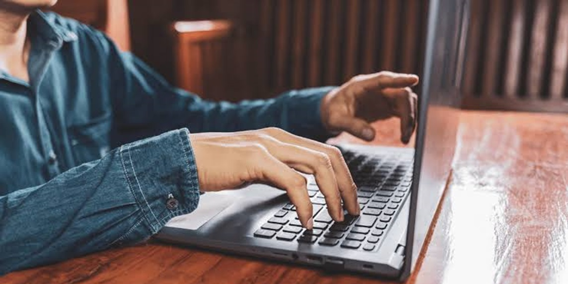 Homem digitando no computador