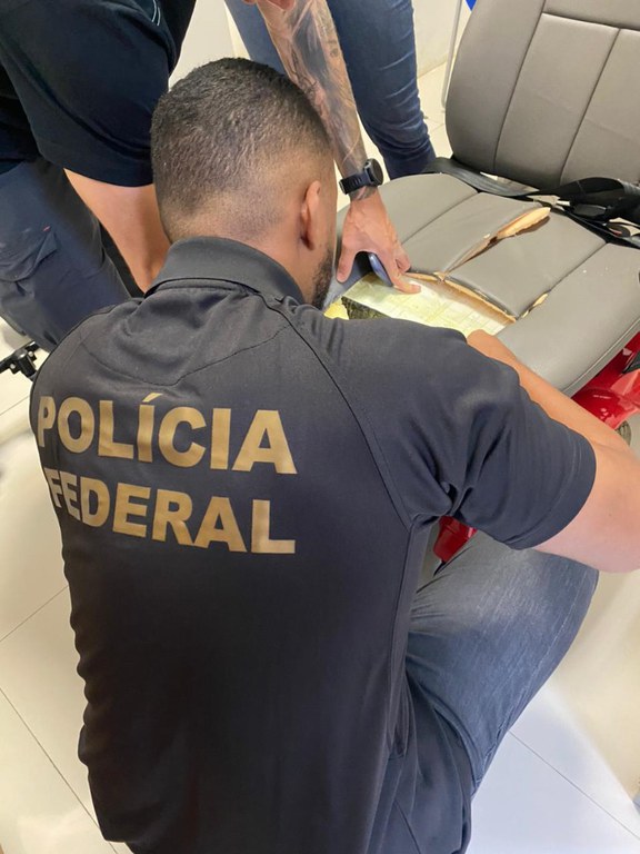 Polícia Federal prende um homem e apreende aproximadamente 14kg de