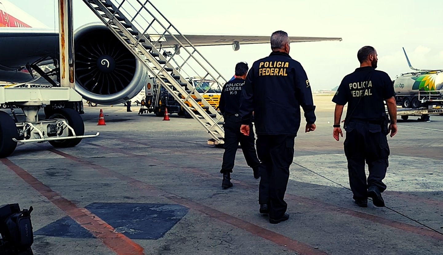 PF prende mulher 3 2 kg de cocaína no Aeroporto do Galeão Polícia