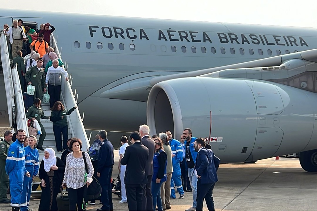 Segundo Voo Brasileiros E Familiares Resgatados Do L Bano Pousa No