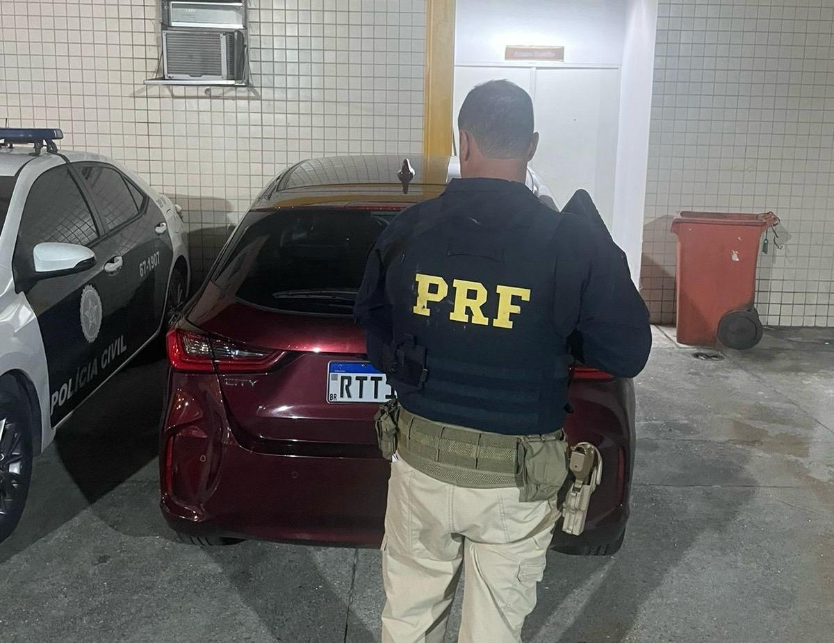 Prf Recupera Dois Ve Culos Roubados Na Regi O Metropolitana Do Rio