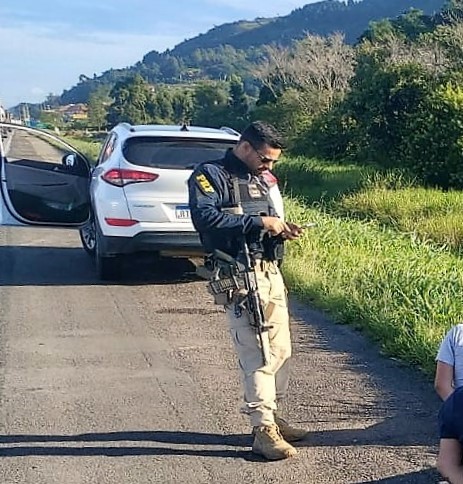 Carro alugado e não devolvido é recuperado na BR 101 em Tijucas