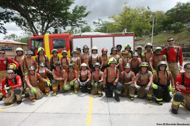 Bombeiros brasileiros capacitam profissionais de Honduras em combate à incêndios urbanos.JPEG