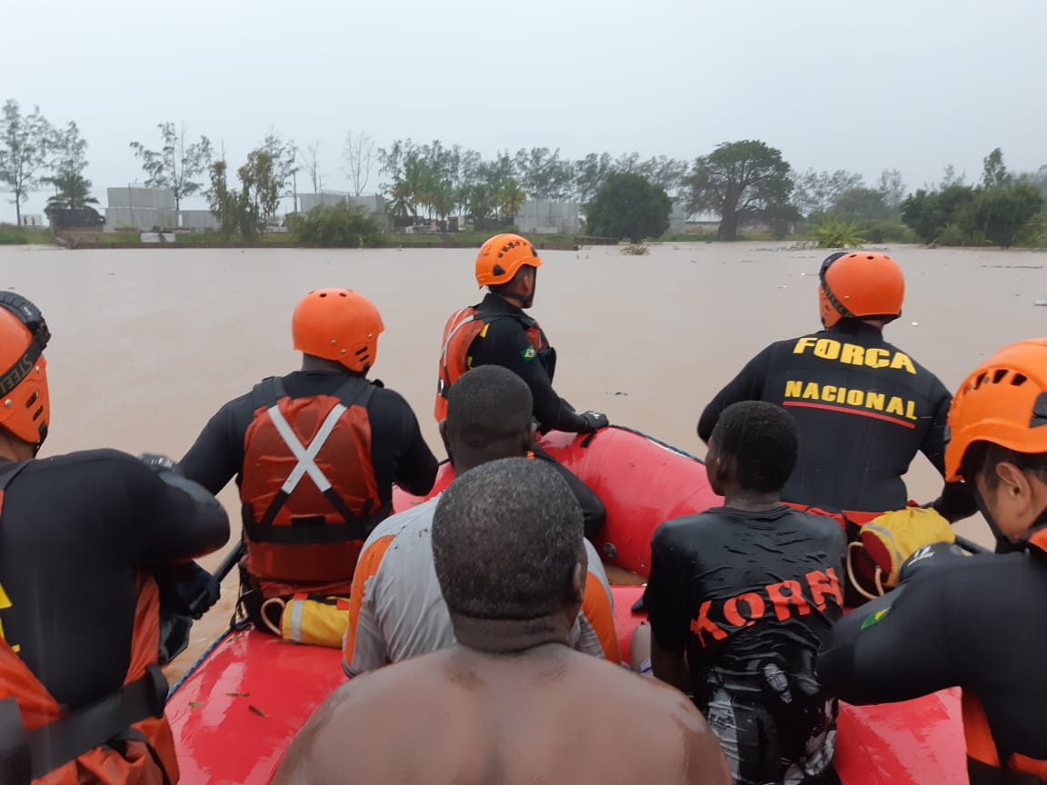 Bombeiros militares brasileiros resgatam vítimas do Ciclone Kenneth em Moçambique 3.JPEG