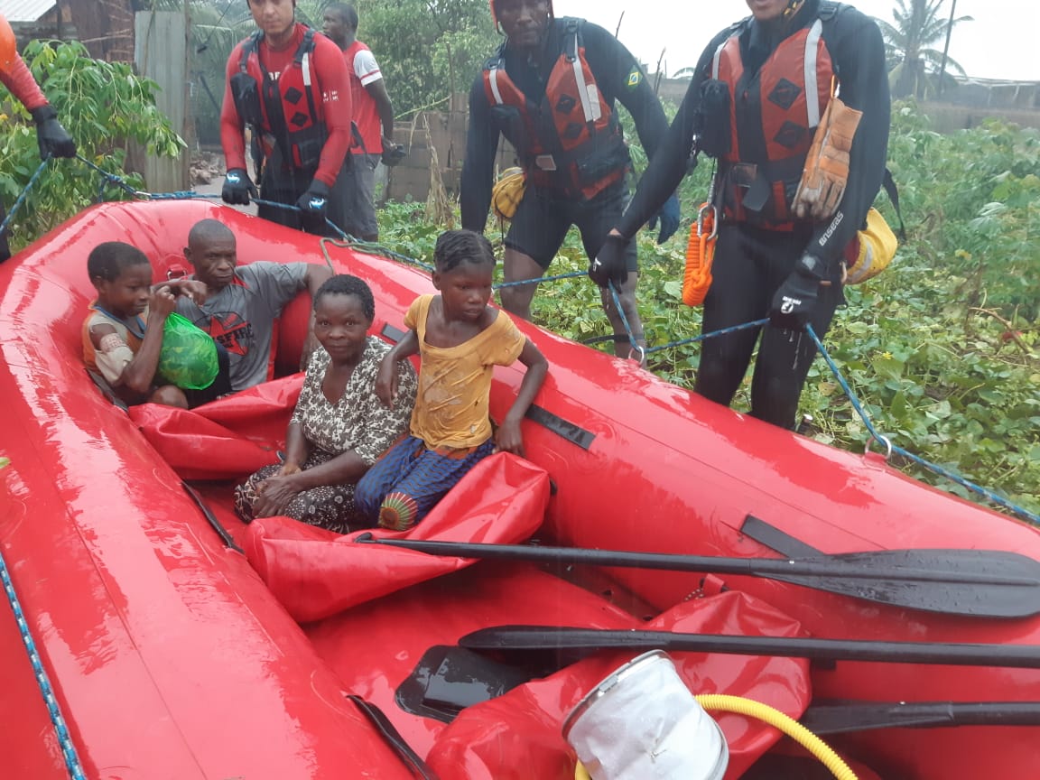 Bombeiros militares brasileiros resgatam vítimas do Ciclone Kenneth em Moçambique 6.JPEG