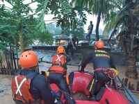 Bombeiros militares brasileiros resgatam vítimas do Ciclone Kenneth em Moçambique.