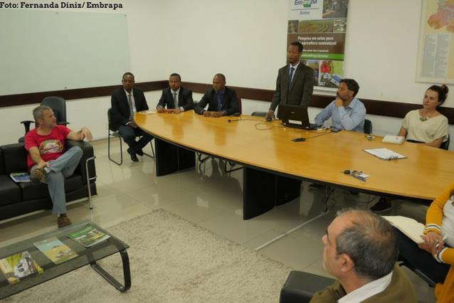 Cientistas etíopes participam do 21º Congresso Mundial de Ciências do Solo, realizado no Brasil.JPEG