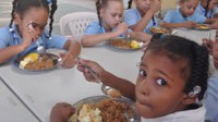 Curso sobre alimentação escolar capacita três mil profissionais de seis países