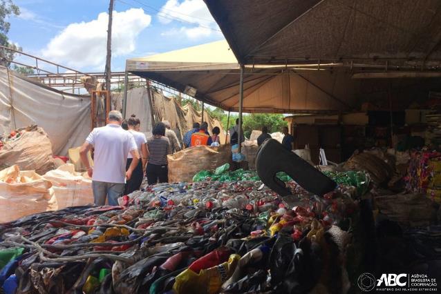 Engenheiros palestinos conhecem práticas de reciclagem brasileiras 3.JPEG