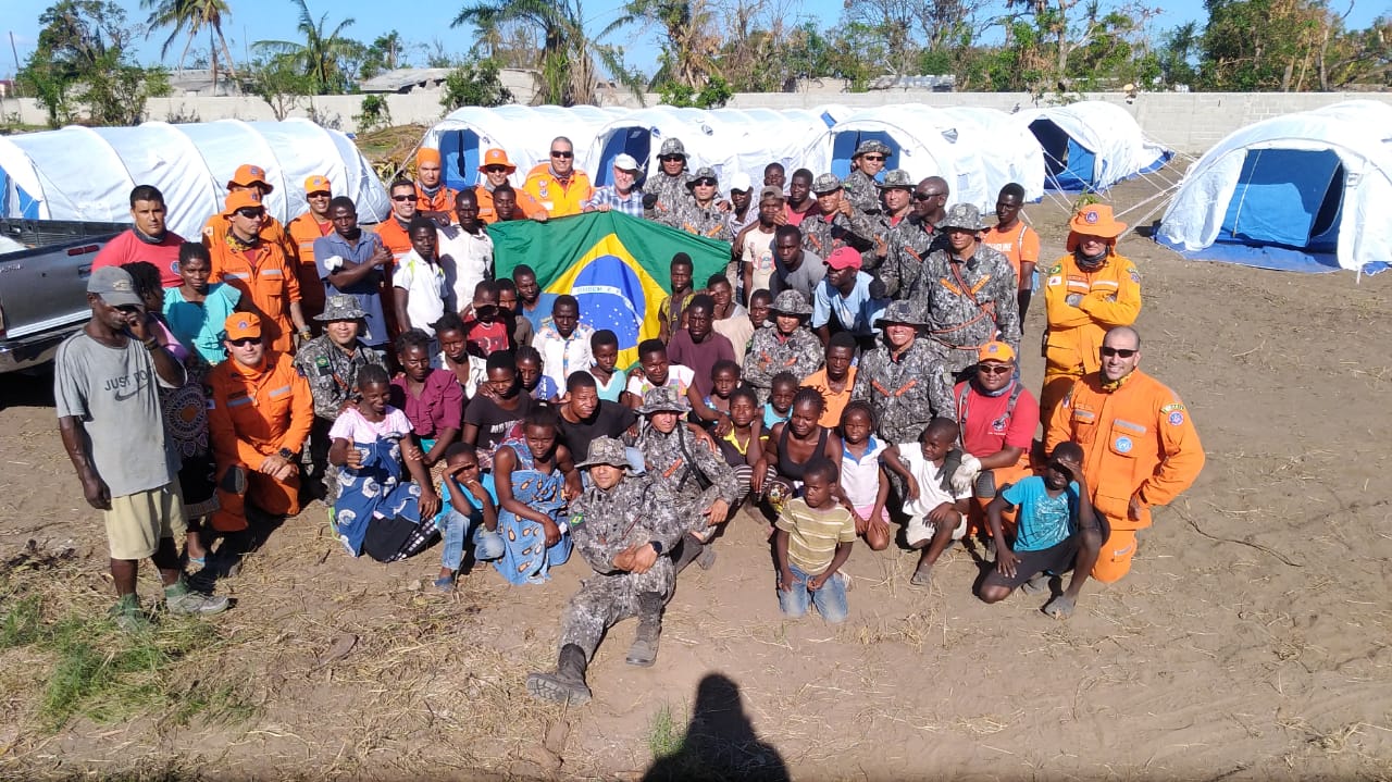 Militares brasileiros montam campo para acolhimento de desabrigados para liberar escola usada como abrigo.JPEG