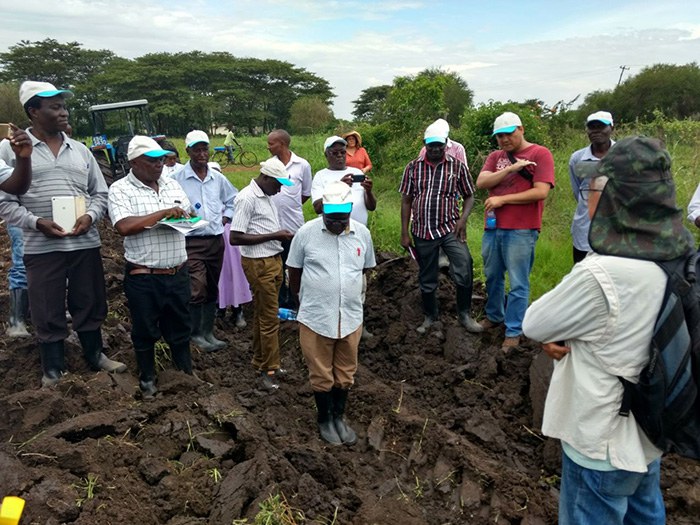 Projeto Cotton Victoria realiza treinamento sobre conservação de solos e água na África.JPEG