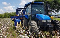 Protótipo de colheitadeira de algodão pode ser transferida para o Paraguai e beneficiar agricultura familiar