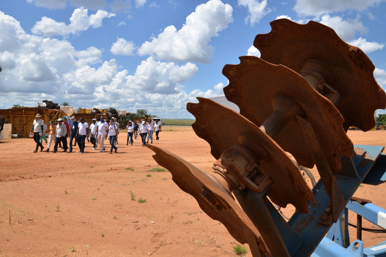 Visitantes africanos conhecem fazenda de algodão em Minas Gerais 2.jpeg