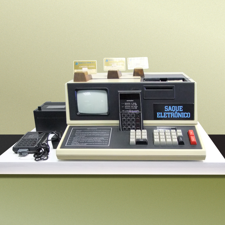 Primeiro terminal bancário do Brasil, espécie de caixa eletrônico desenvolvido pelo Cepesc para o Banco do Brasil em 1984