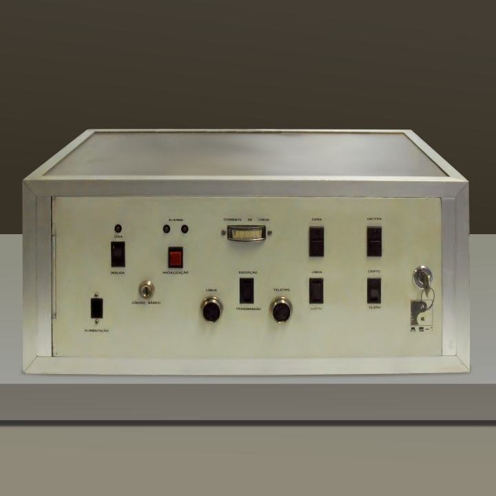 Máquina de cifragem para teletipo eletromecânico foi o primeiro equipamento criptográfico brasileiro; desenvolvido e produzido em 1976 no âmbito do que se tornaria o Cepesc