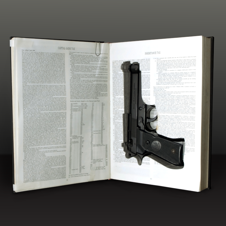 Pistola escondida em livro