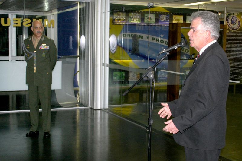 Os então subchefe-executivo do GSI/PR (General Wellington Fonseca) e diretor-geral da ABIN (Márcio Paulo Buzanelli), na inauguração do Museu da Inteligência, em 2006.