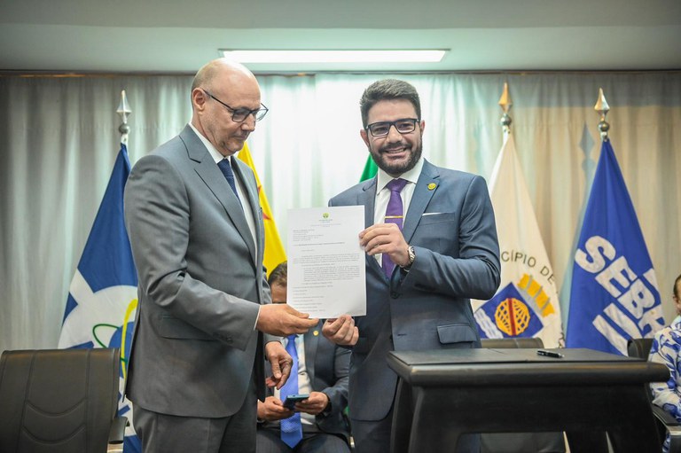 Diretor-geral da ABIN, Luiz Fernando Corrêa, e governador do Acre, Gladson Cameli, no momento de assinatura do pedido de ingresso ao Sisbin