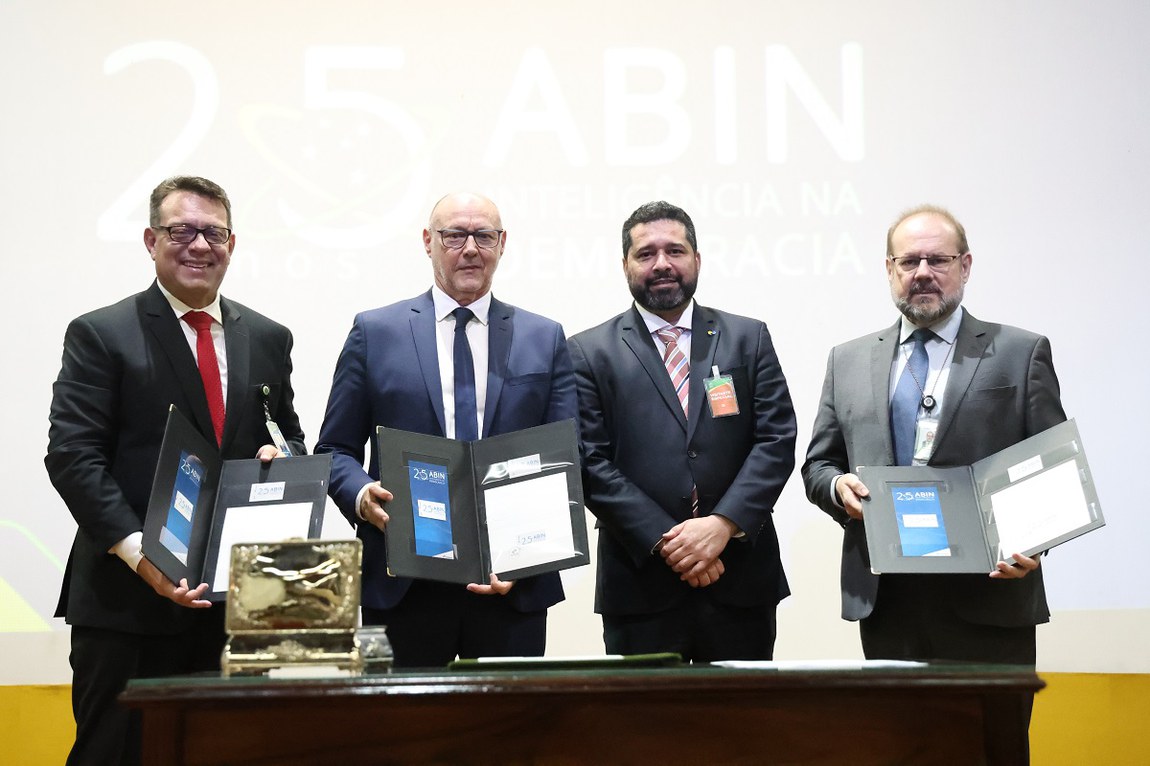 Gestores da ABIN e presidente dos Correios após ato referente a selo postal institucional ABIN 25 Anos