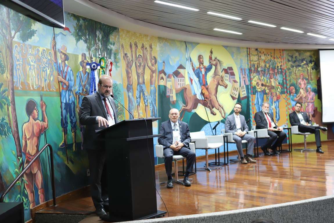 O diretor-adjunto da ABIN, Marco Cepik,e o conselheiro Durval Ângelo, do TCE/MG, realizaram a abertura do evento (Foto: Ascom TCE/MG)