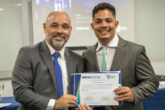 Colaborador da AEB, Fabio Rodrigues recebe o certificado do Prêmio Ministro Gama Filho 