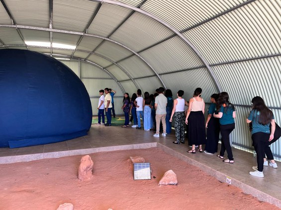 Fila para a sessão do planetário