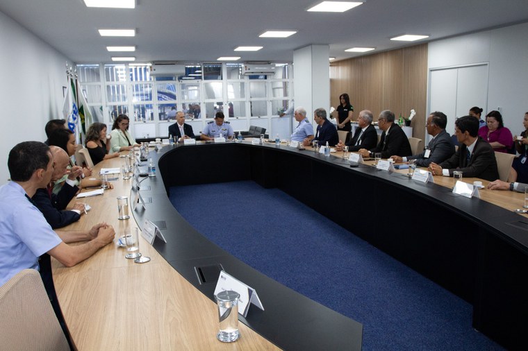 Mesa da reunião. Foto: Alan Vieira (AEB)