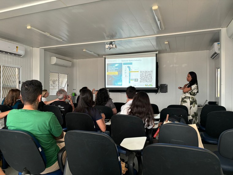 Palestra da Diretora Aline Veloso para os professores