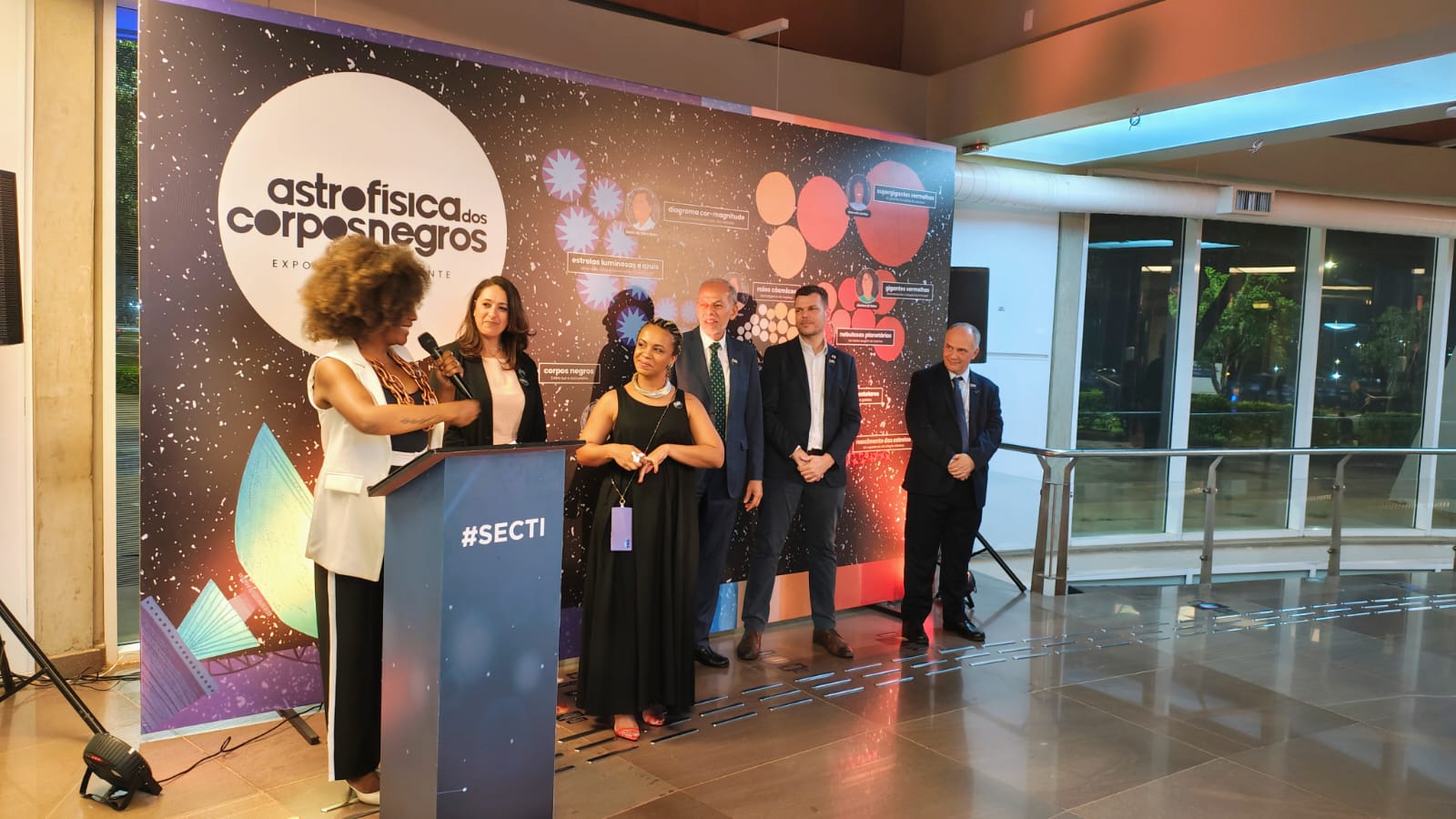 AEB prestigia abertura da exposição “Astrofísica dos Corpos Negros” no Planetário de Brasília