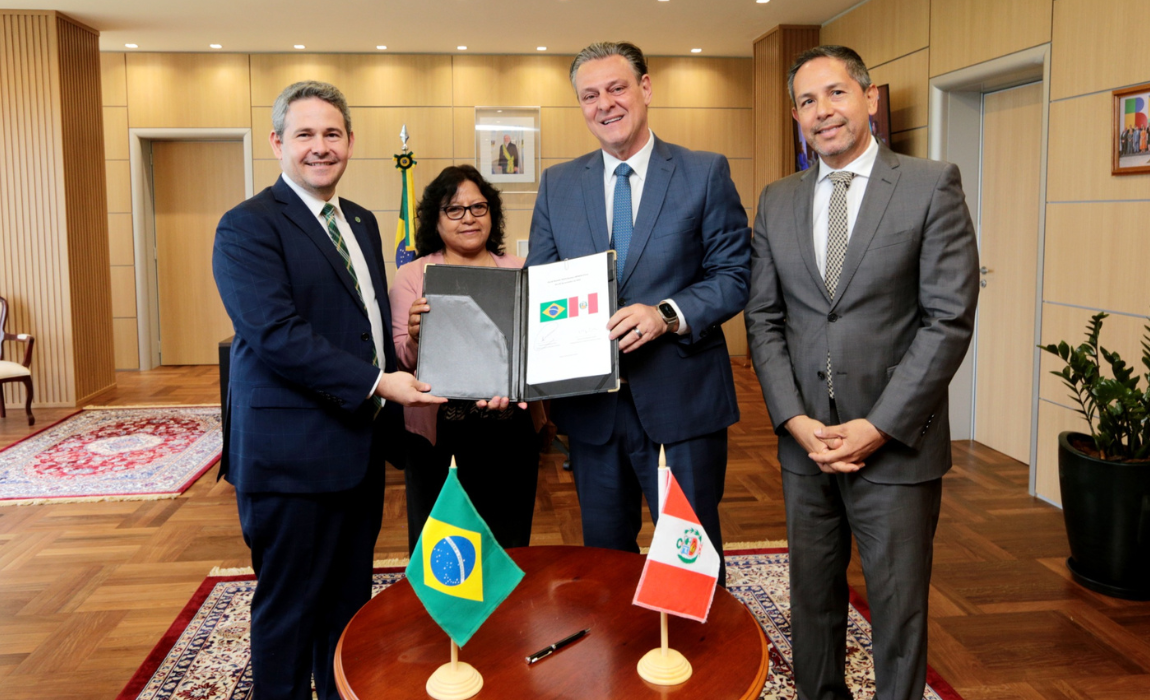 Ministro da Agricultura e Pecuária, Carlos Fávaro, e o embaixador do Peru, Rómulo Acurio, firmaram acordo para exportação de maçã do Brasil ao Peru e Citros do Peru ao Brasil