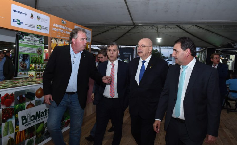 Secretário Fernando Schwanke, deputado estadual Edson Brum e Ministro Osmar Terra - Feira Santa Flor.jpeg