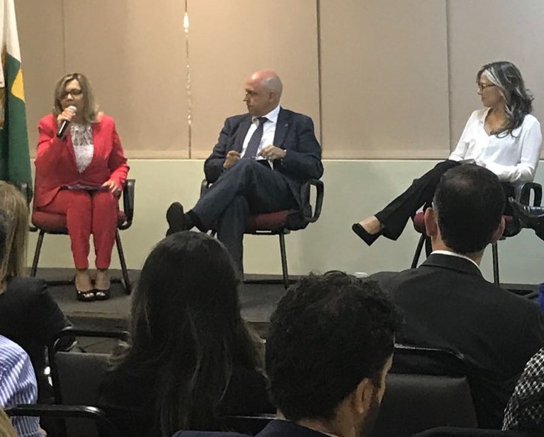 Torquato (centro) no debate em Cuiabá