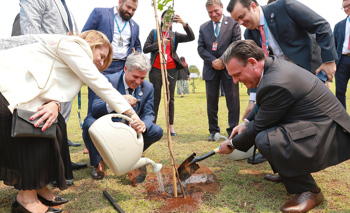 Ministros realizam cerimônia simbólica de plantar árvores no Pomar das Nações