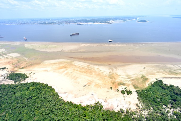 ESTIAGEM sobrevoo-e-visita-a-comunidade-de-catalo-atingida-pela-estiagem-em-manaus_53234504960_o Cadu GomesVPR.jpg