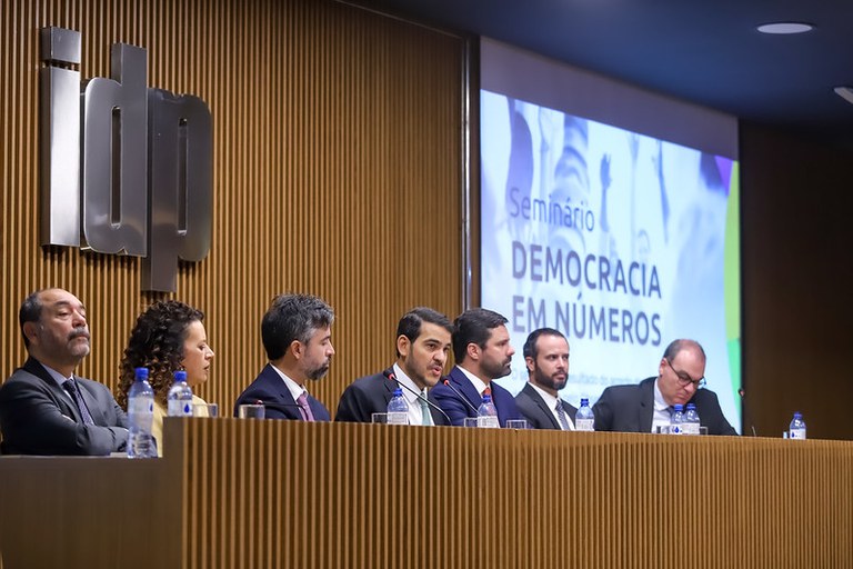 democracia em números.jpg