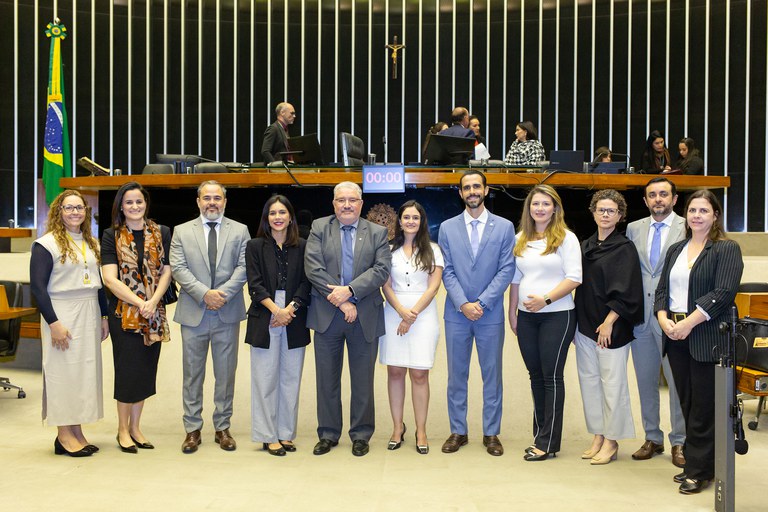 Diretores da ANA e servidores(as) da instituição participam da sessão solene