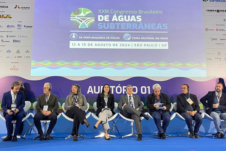 Diretora Ana Carolina Argolo (centro) participa da solenidade de abertura do 32º Congresso Brasileiro de Águas Subterrâneas em São Paulo (SP)