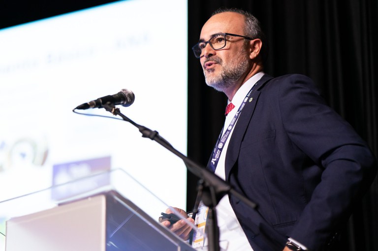 Mauricio Abijaodi discursa durante o I Simpósio Global de Soluções Sustentáveis de Água e Energia