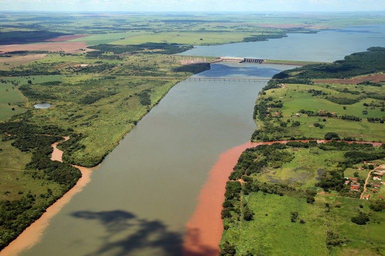 Rio Paranapanema na divisa entre Paraná (à dir.) e São Paulo (à esq.)