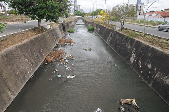 Rio canalizado e poluído - Campina Grande  - PB