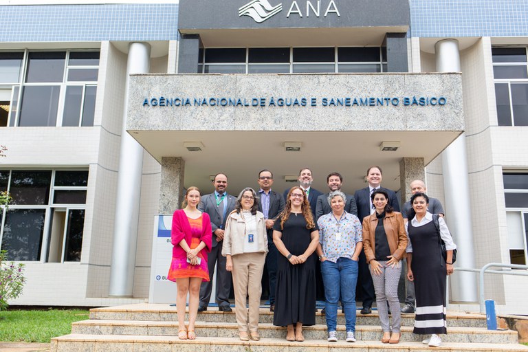 Assessores parlamentares de dez agências reguladoras nacionais em frente à sede da ANA em Brasília