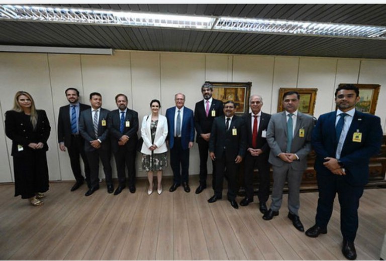 Diretora-presidente da ANA (de branco ao lado de Geraldo Alckmin) participa da reunião com dirigentes de outras agências e com vice-presidente da República
