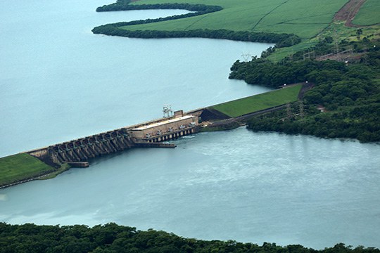 Usina Hidrelétrica Volta Grande (UHE Volta Grande) no rio Grande na divisa entre Conceição das Alagoas (MG) e Miguelópolis (SP)