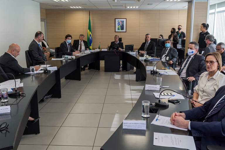 Diretora-presidente da ANA, Christianne Dias (à dir.), durante a 1ª reunião do CISB