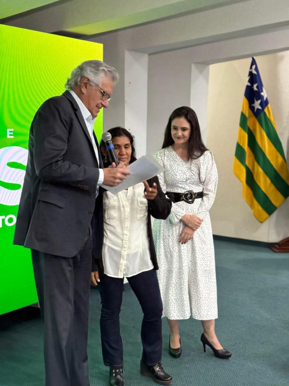 Foto 2 - Veronica Rios e Ronaldo Caiado entregam outorga para produtora rural.jpeg