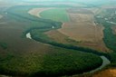 Irrigação às margens do rio São Marcos em Paracatu (MG)