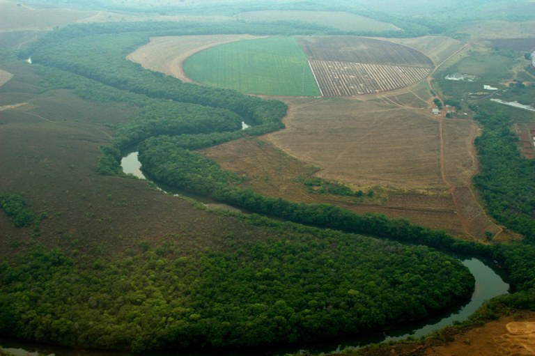 Irrigação às margens do rio São Marcos em Paracatu (MG)