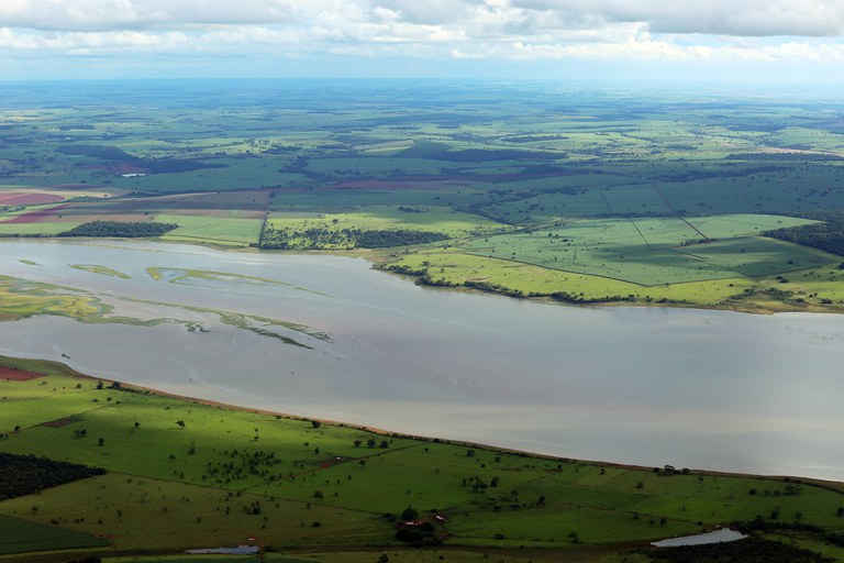 Rio Grande na divisa entre Itapagipe (MG) e Paulo de Faria (SP)