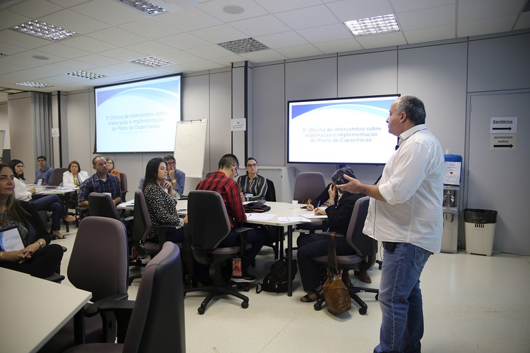 Luis Mello (em pé) faz apresentação na 3ª Oficina