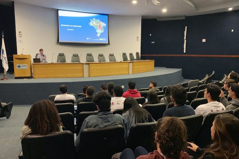 Visita de estudantes da UFU à ANA